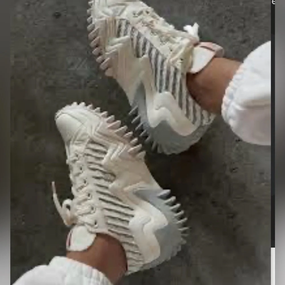 Converse Stylish Cream and Gray Women's Sneakers - Picture 2 of 9